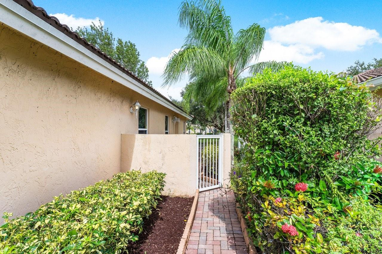 8947 NW 53rd St