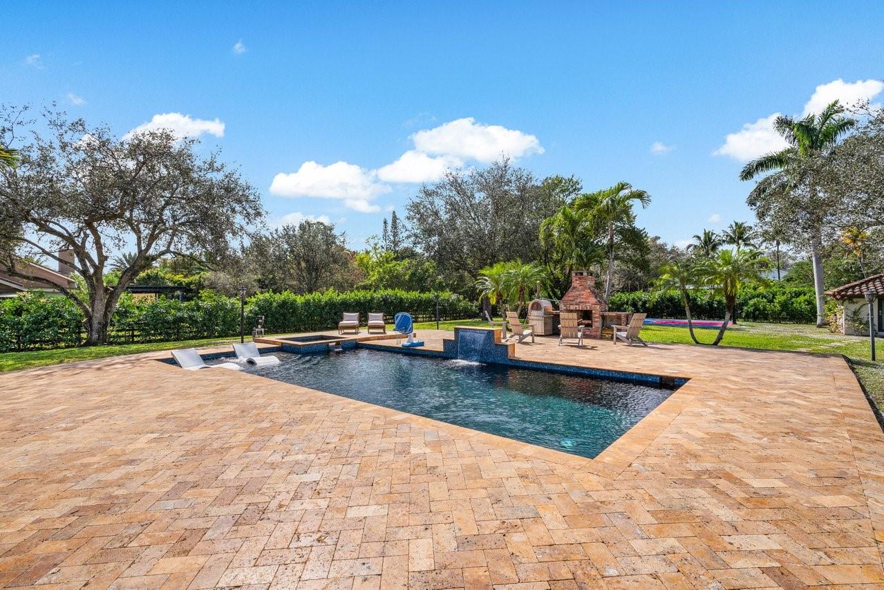 6335 NW 75th Way