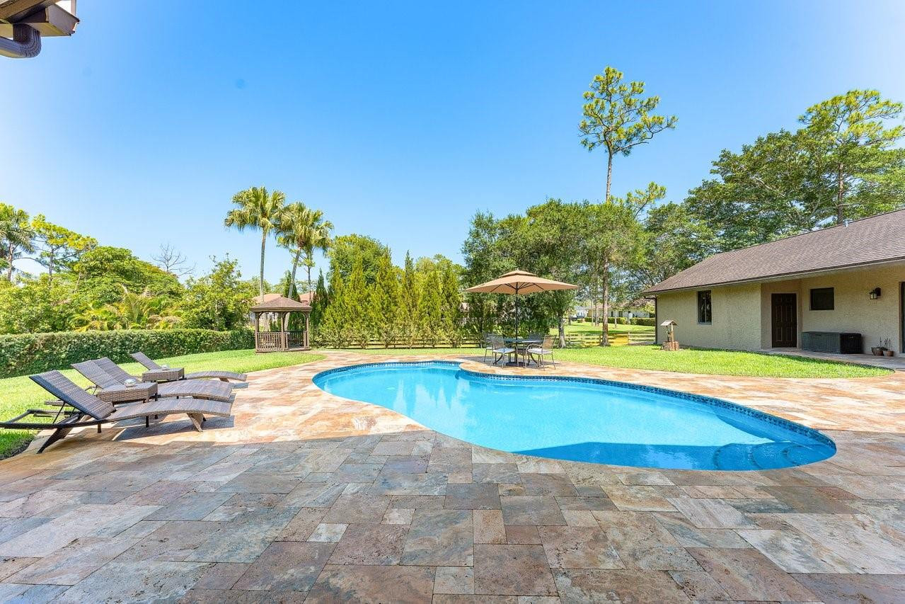 5840 NW 66th Ave