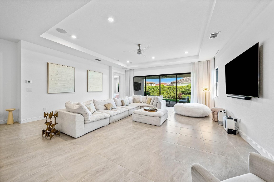 12295 N Baypoint Cir