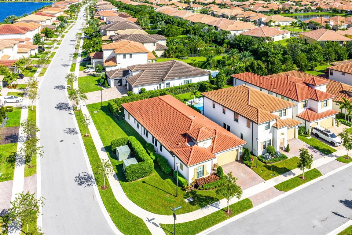 12295 N Baypoint Cir