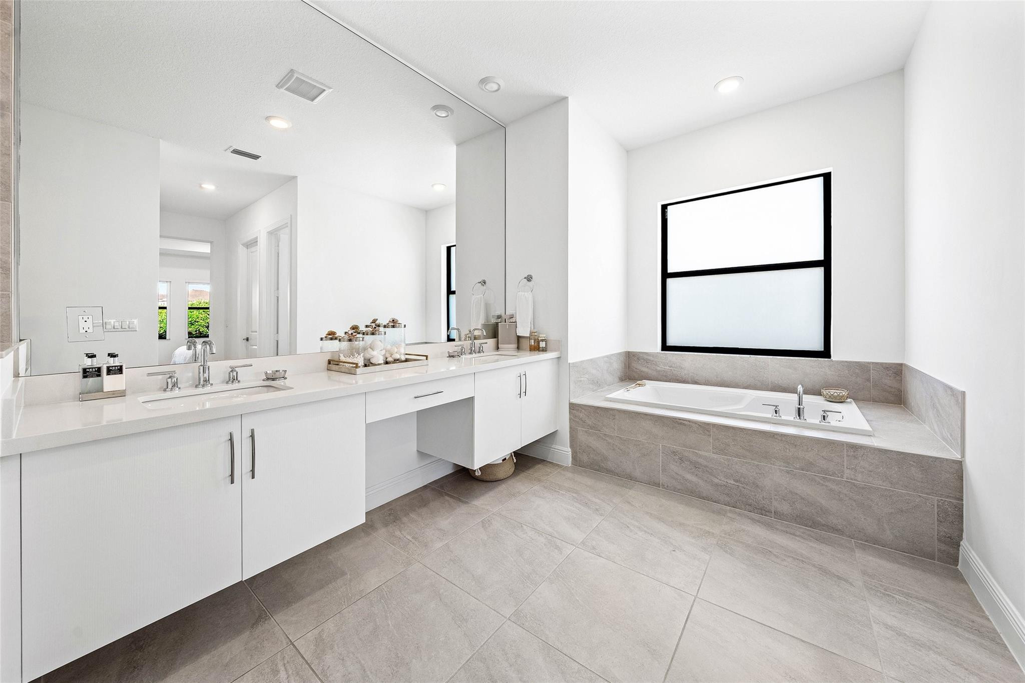 12295 N Baypoint Cir