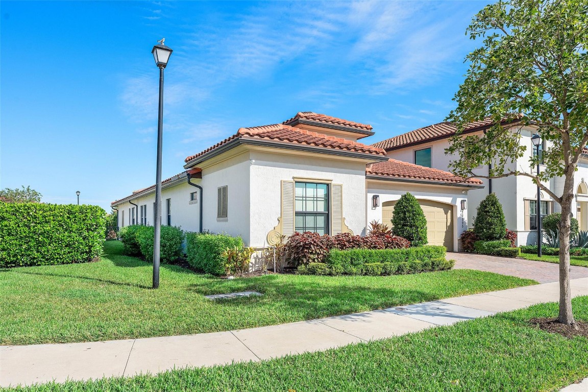 12295 N Baypoint Cir