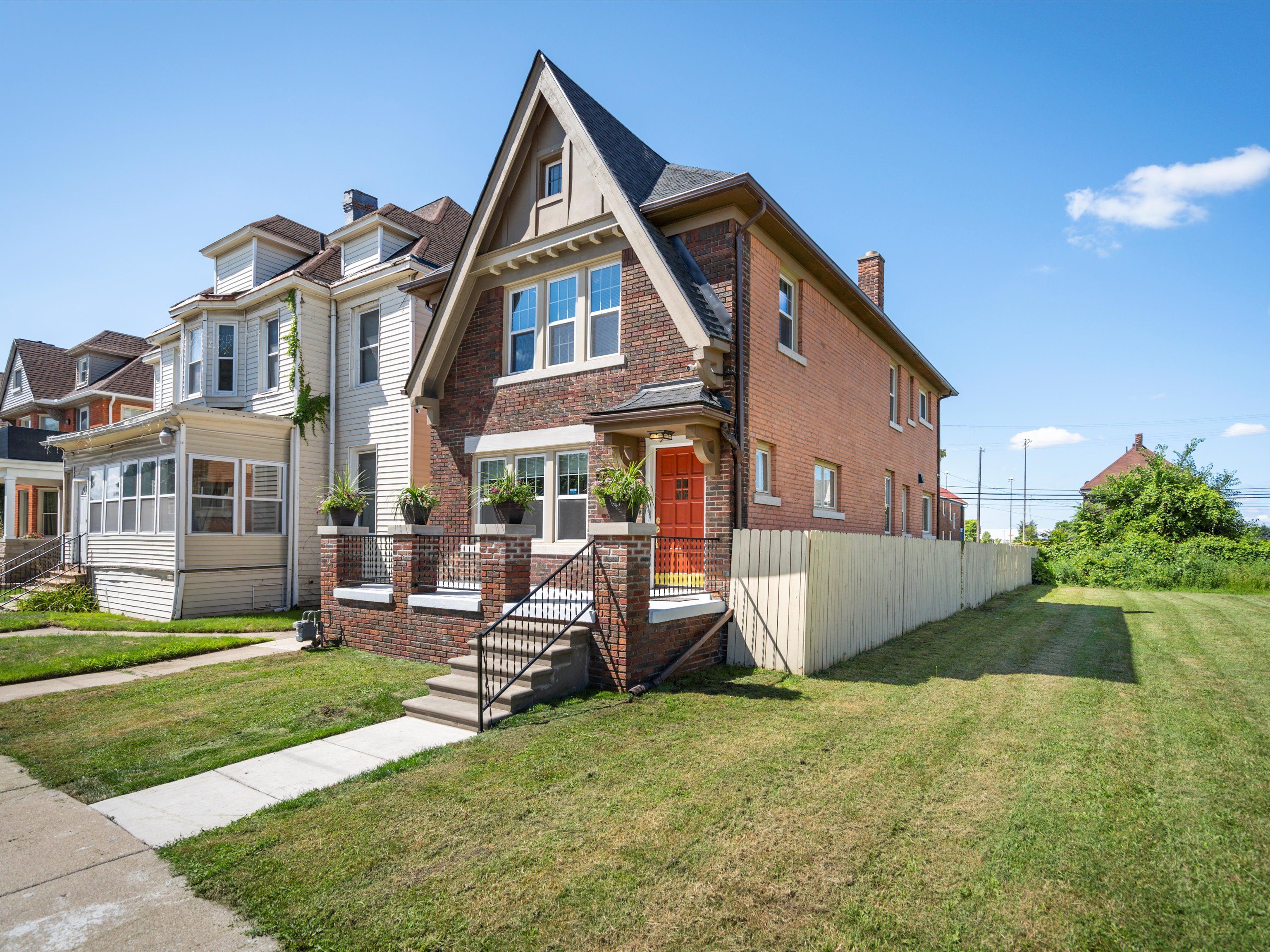 779 W GRAND Boulevard
