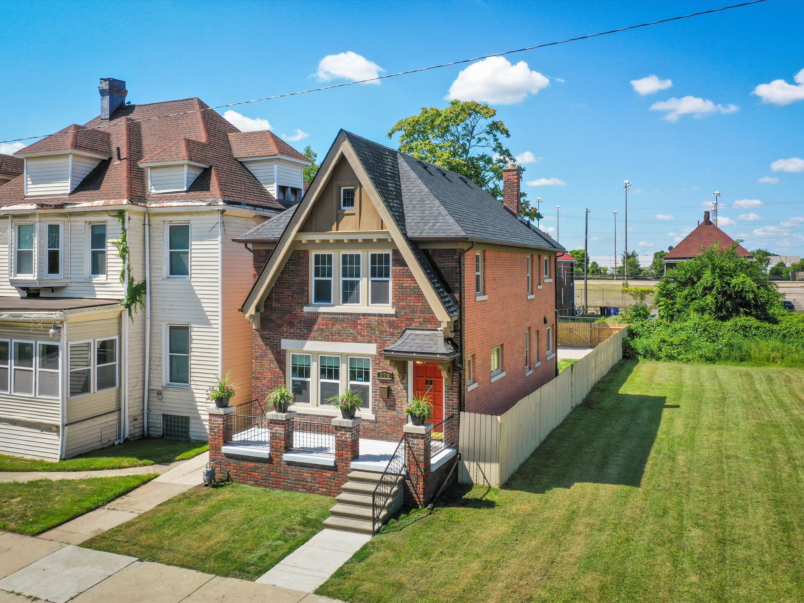 779 W GRAND Boulevard