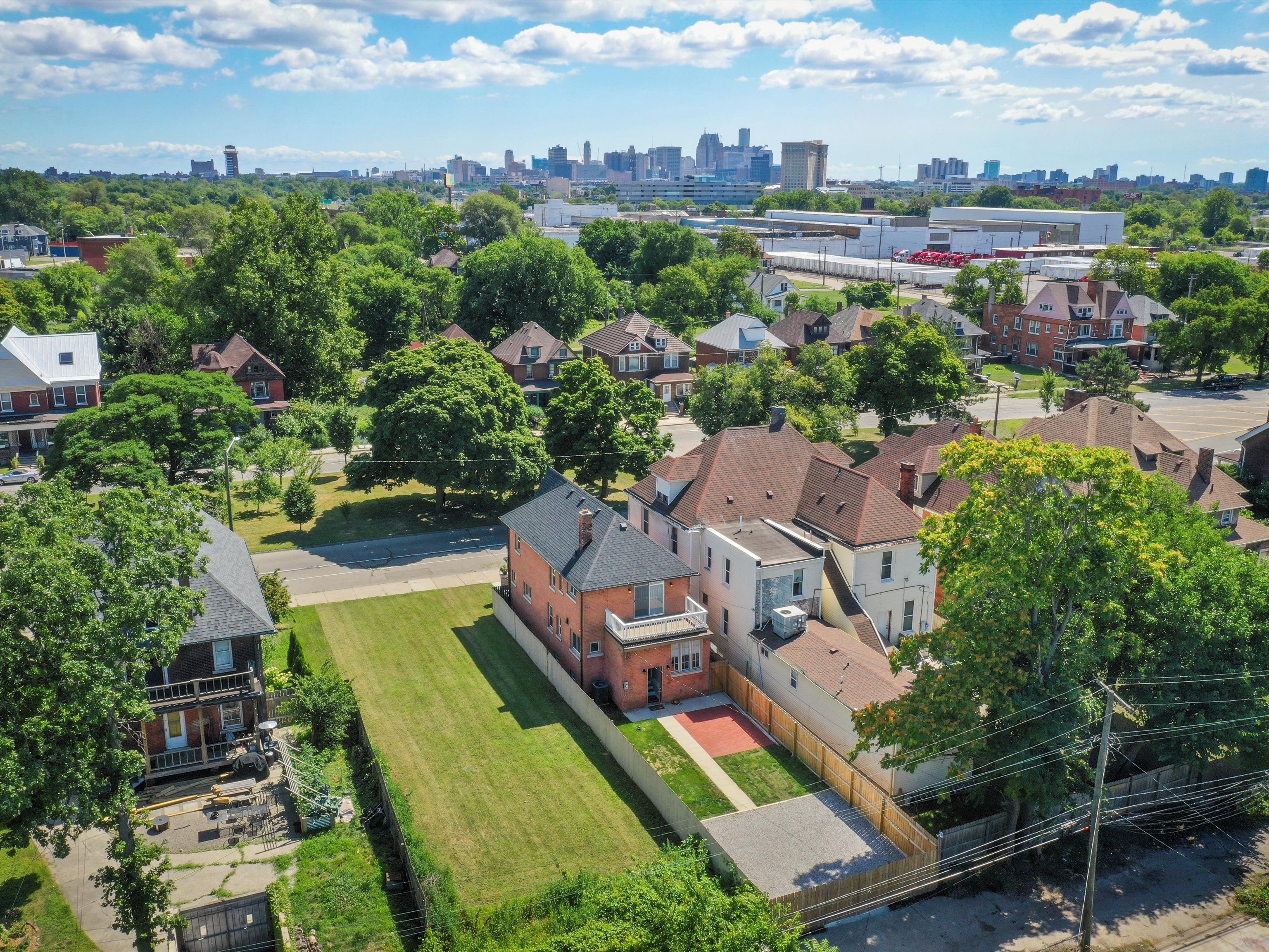 779 W GRAND Boulevard