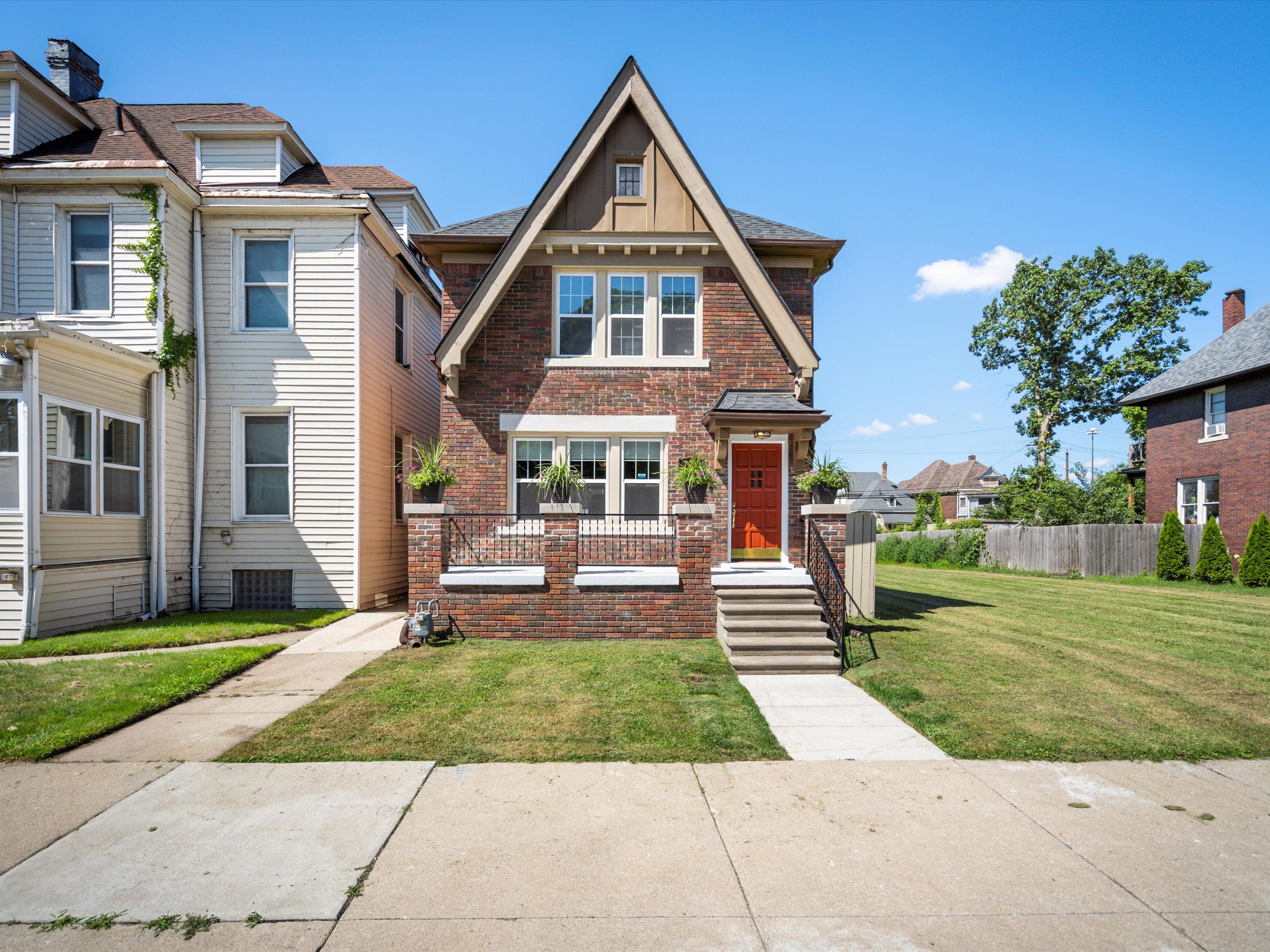 779 W GRAND Boulevard