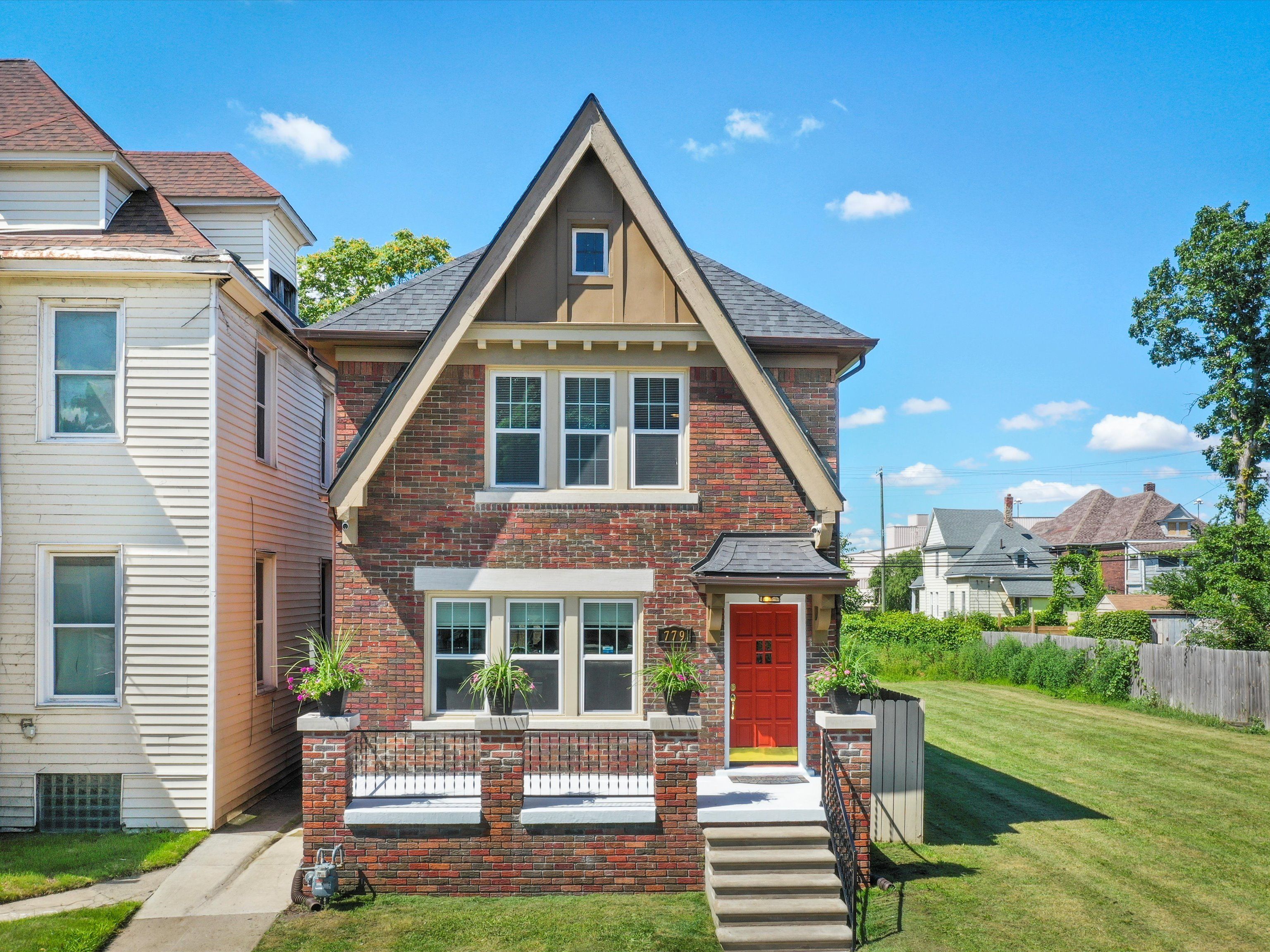 779 W GRAND Boulevard