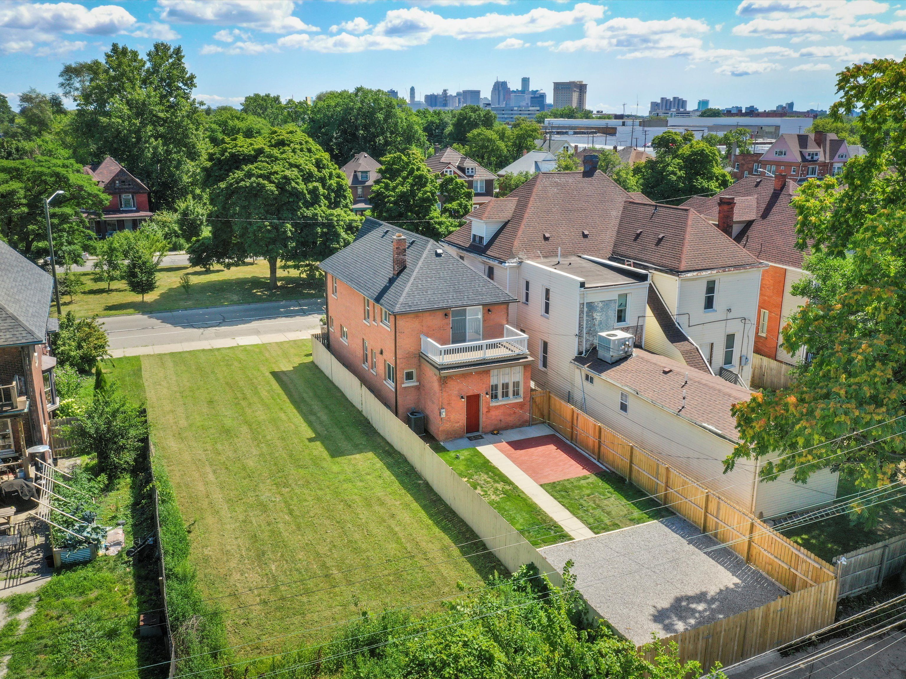 779 W GRAND Boulevard