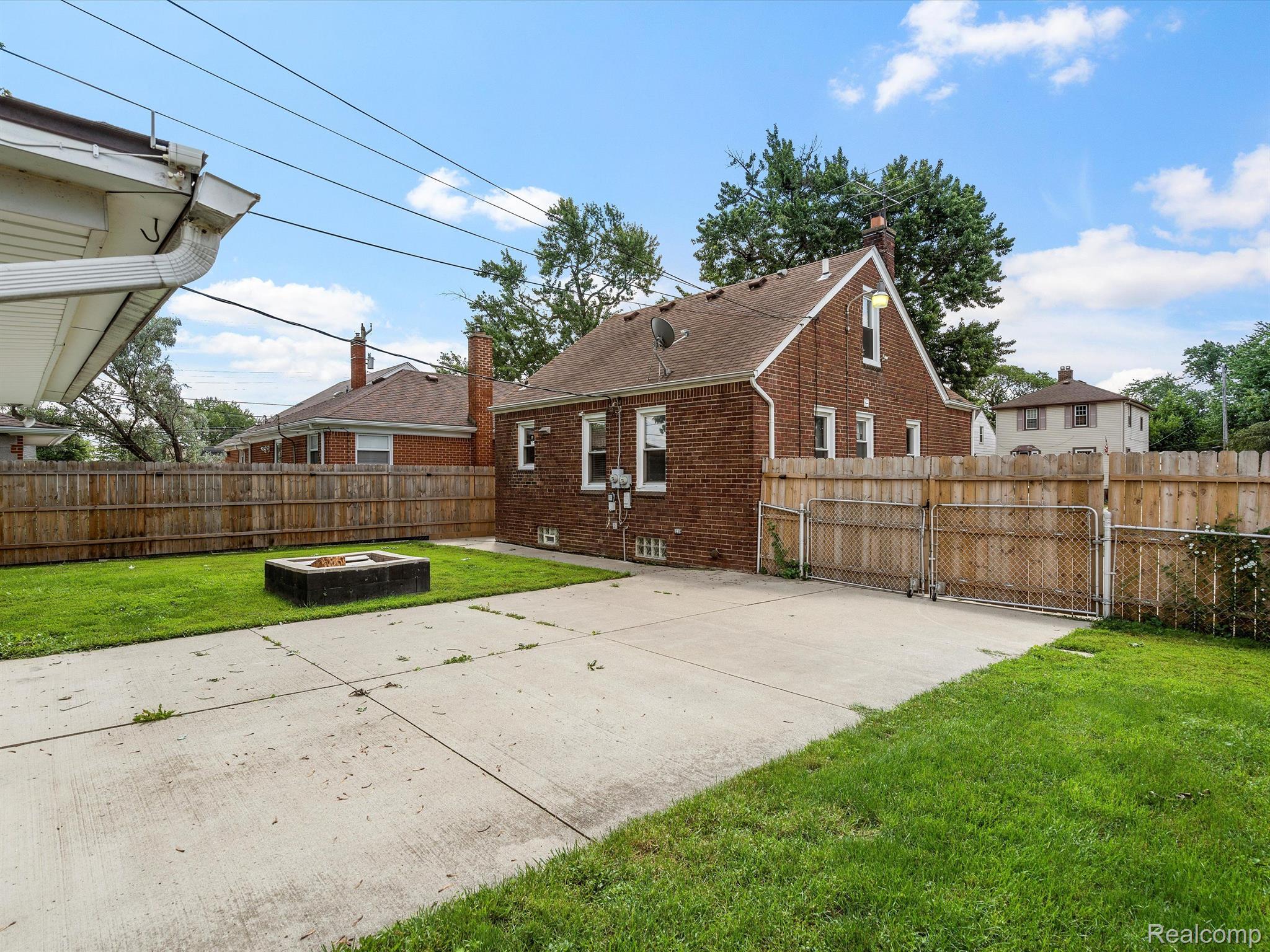 1332 MAYFLOWER Avenue