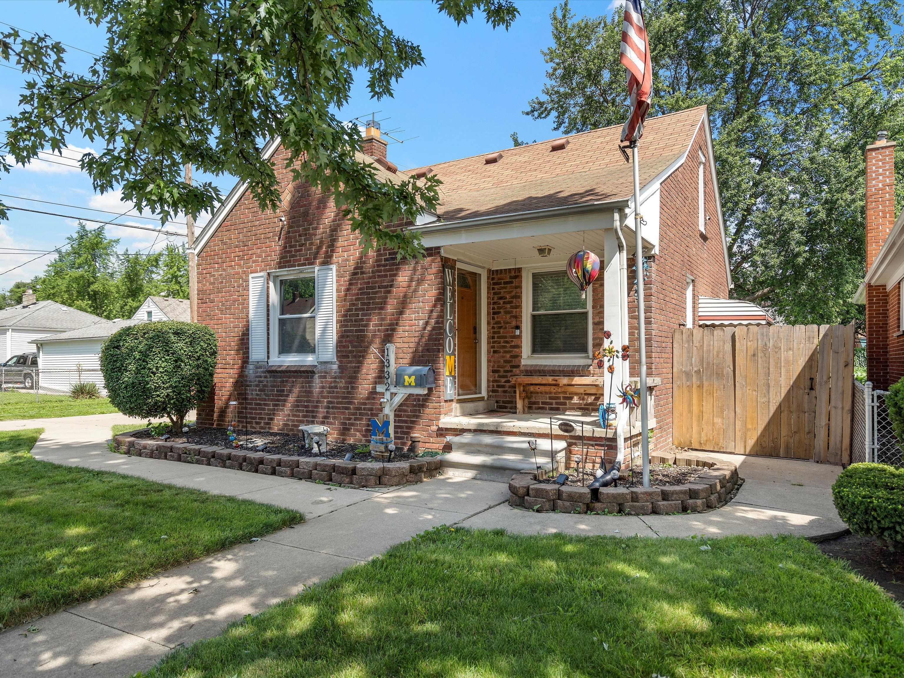 1332 MAYFLOWER Avenue