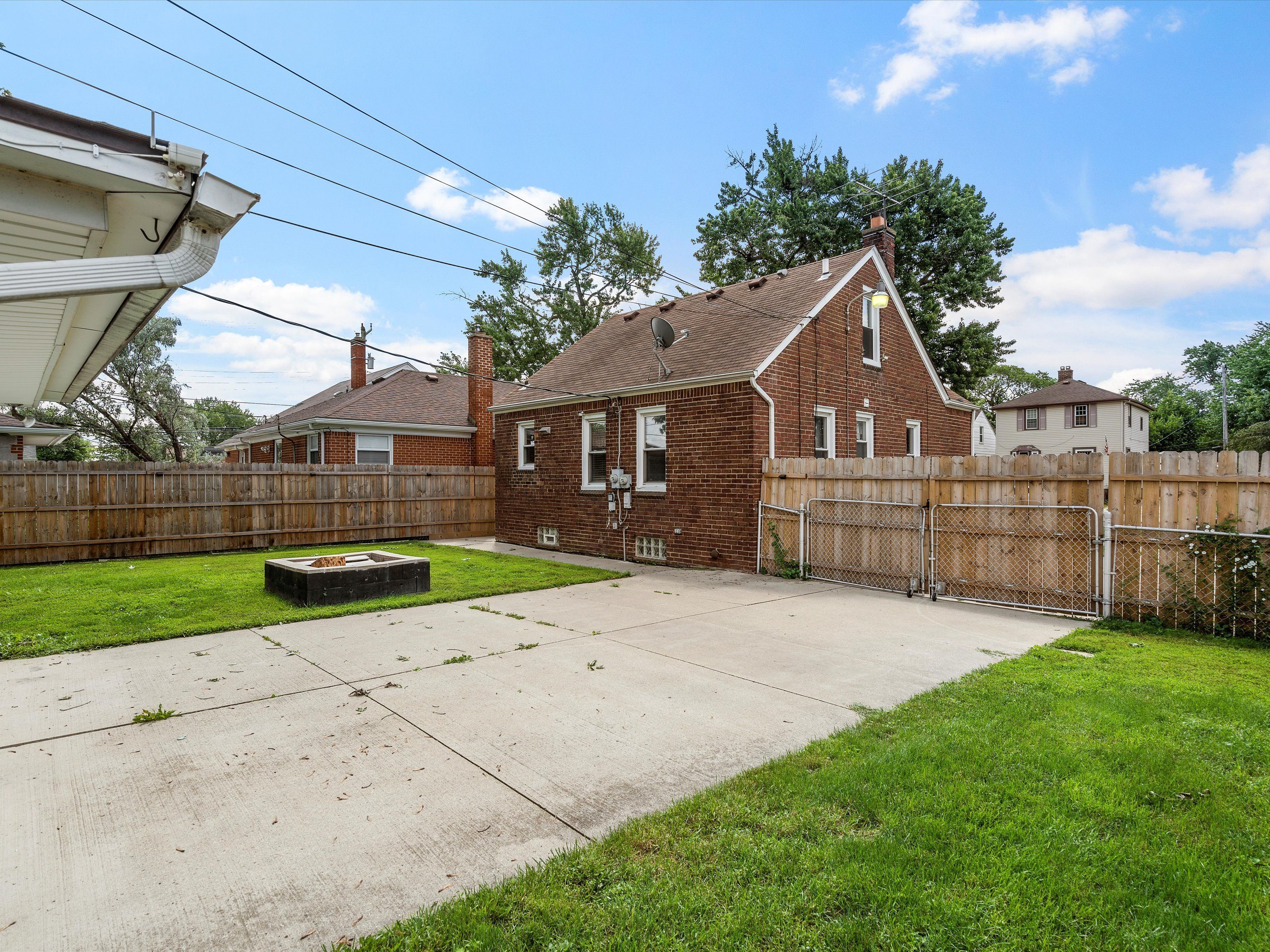 1332 MAYFLOWER Avenue