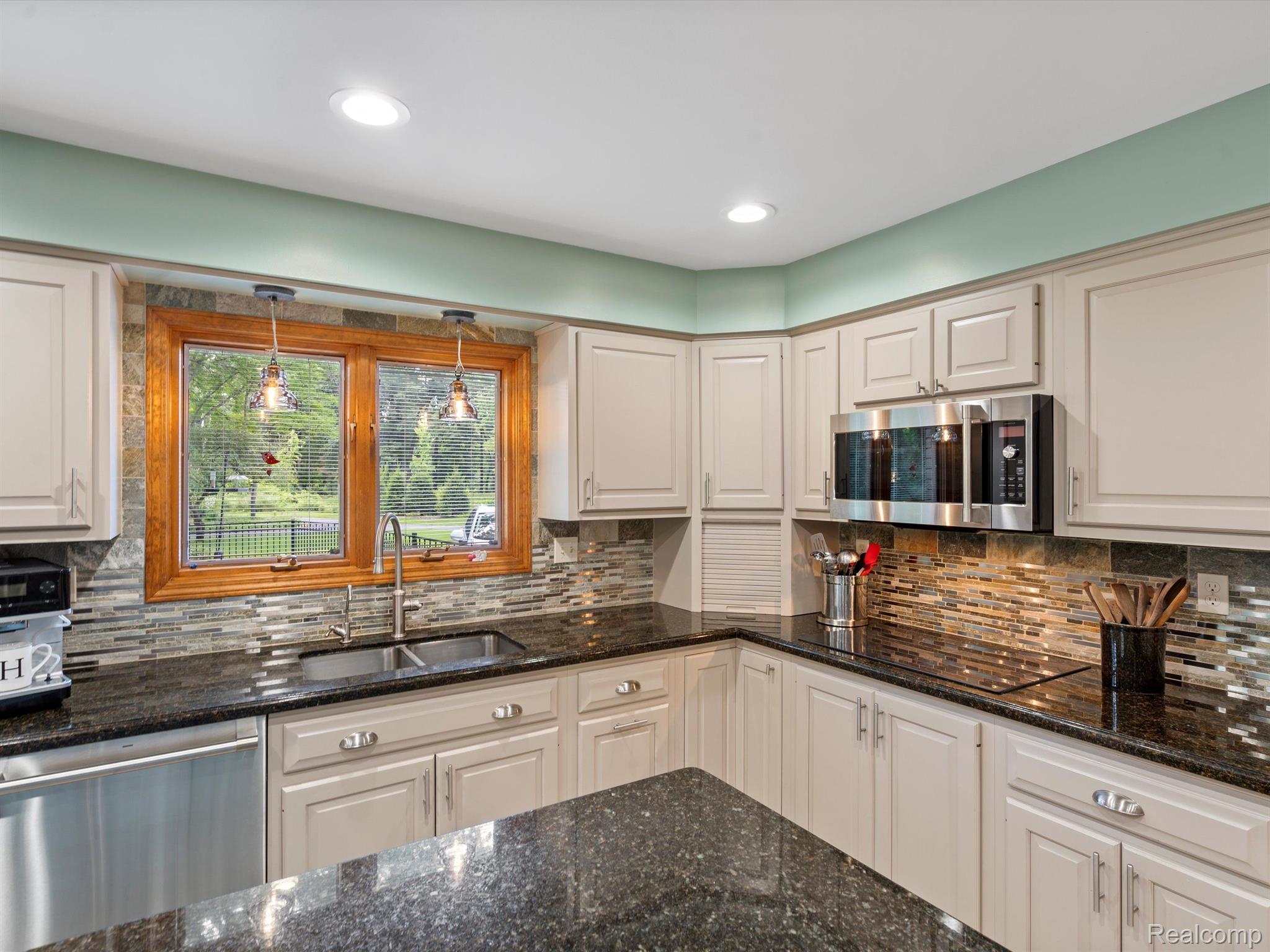 1071 WOODBRIDGE Lane