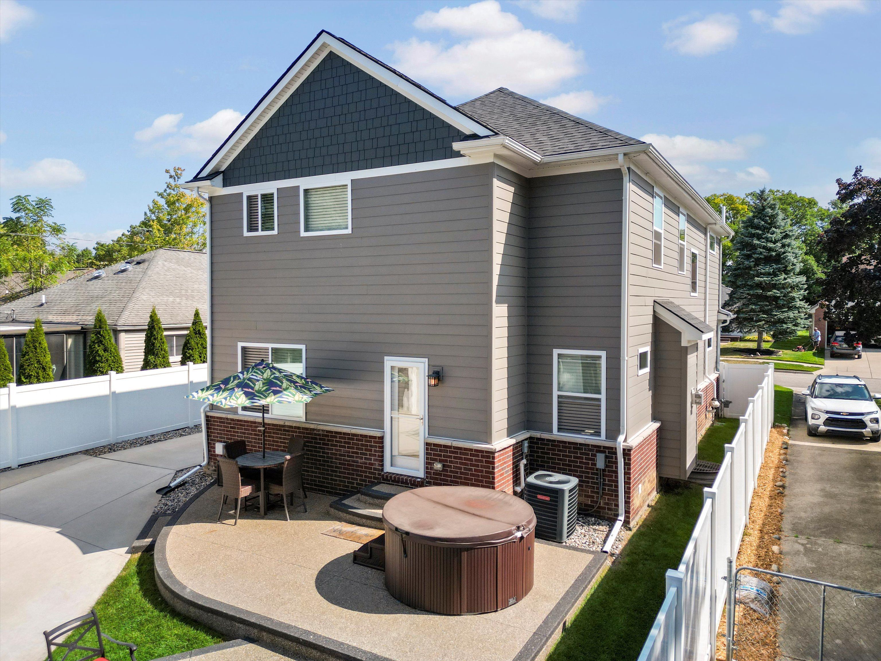 833 MILLER Avenue
