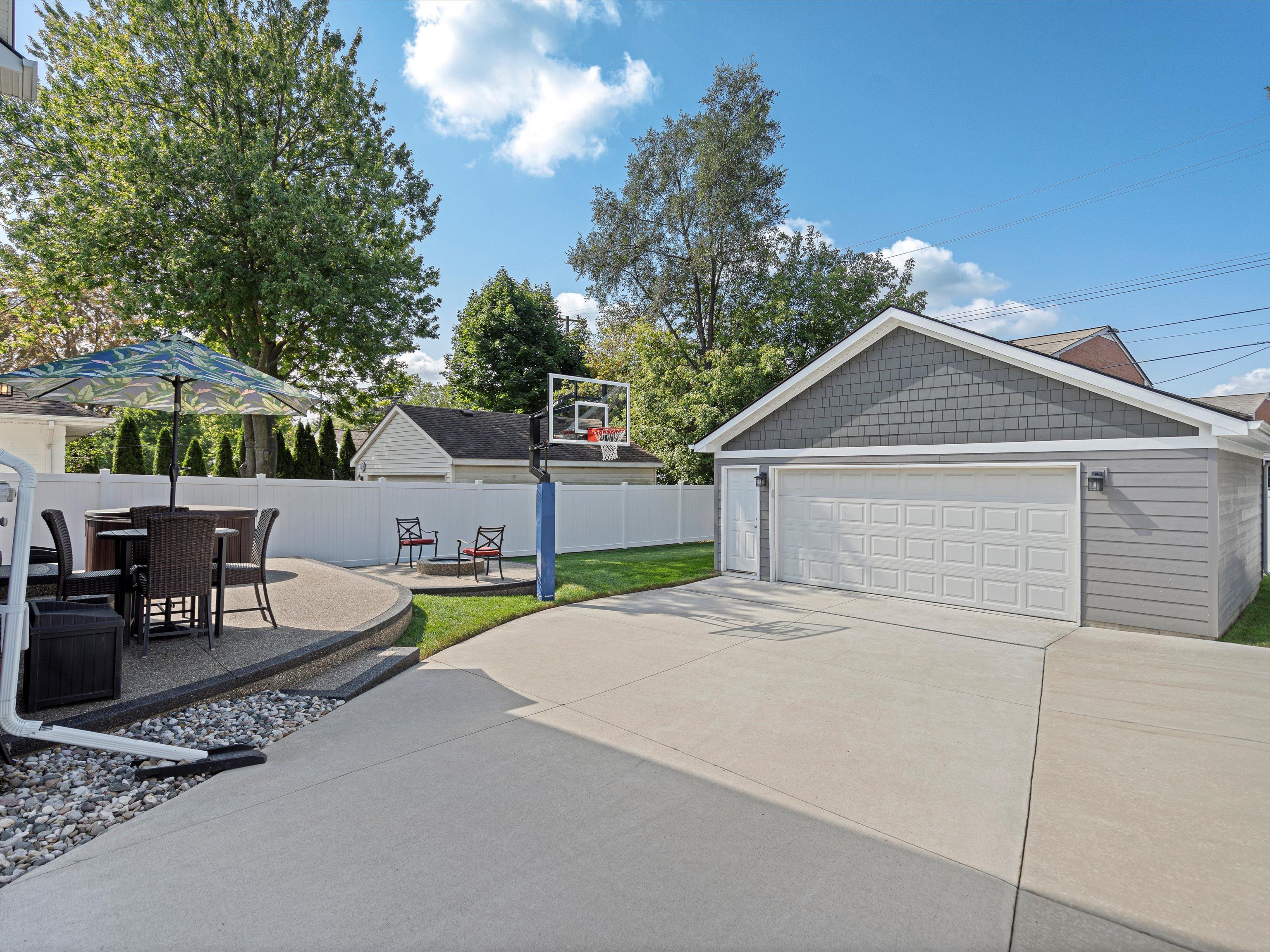 833 MILLER Avenue