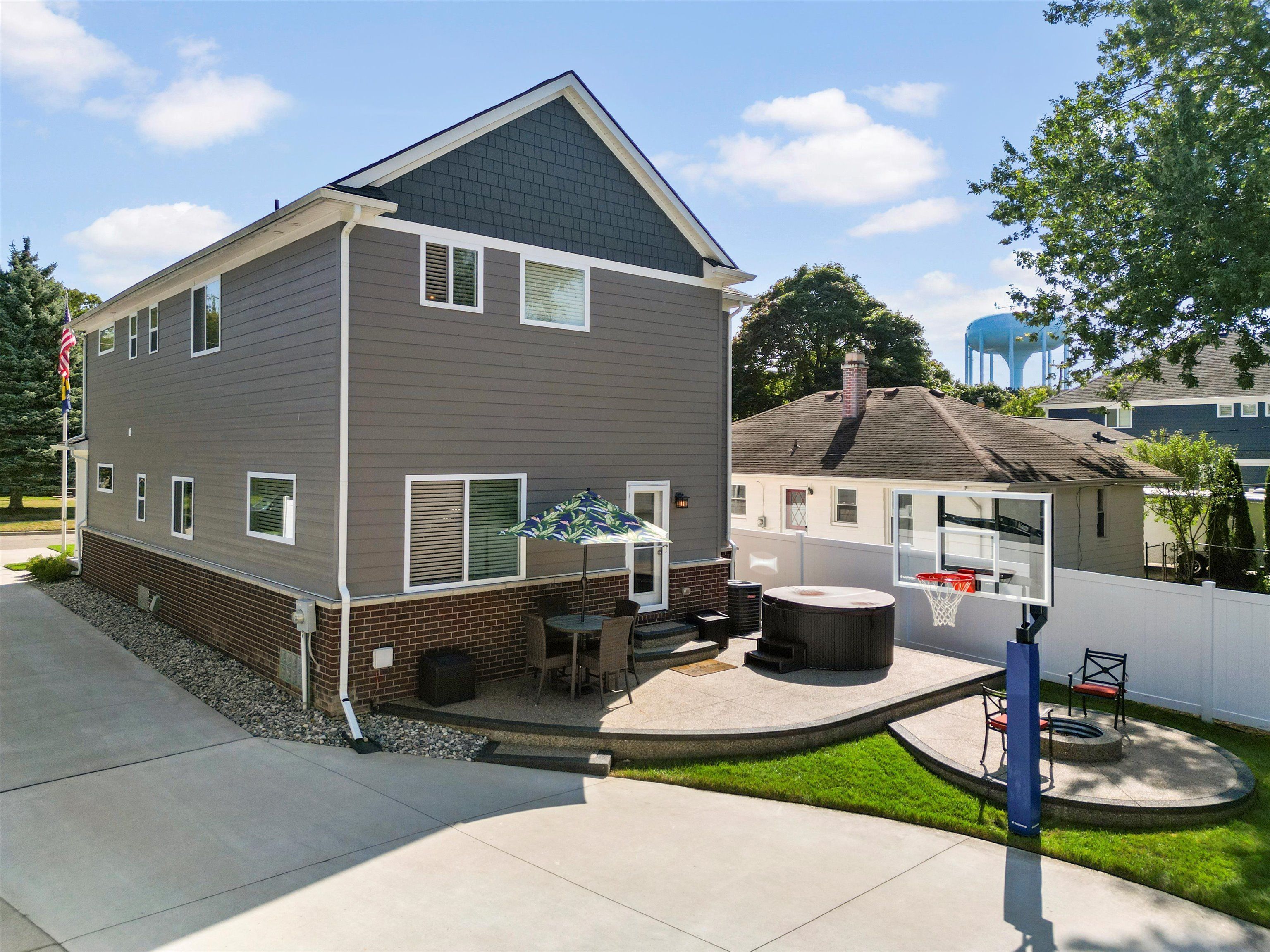 833 MILLER Avenue