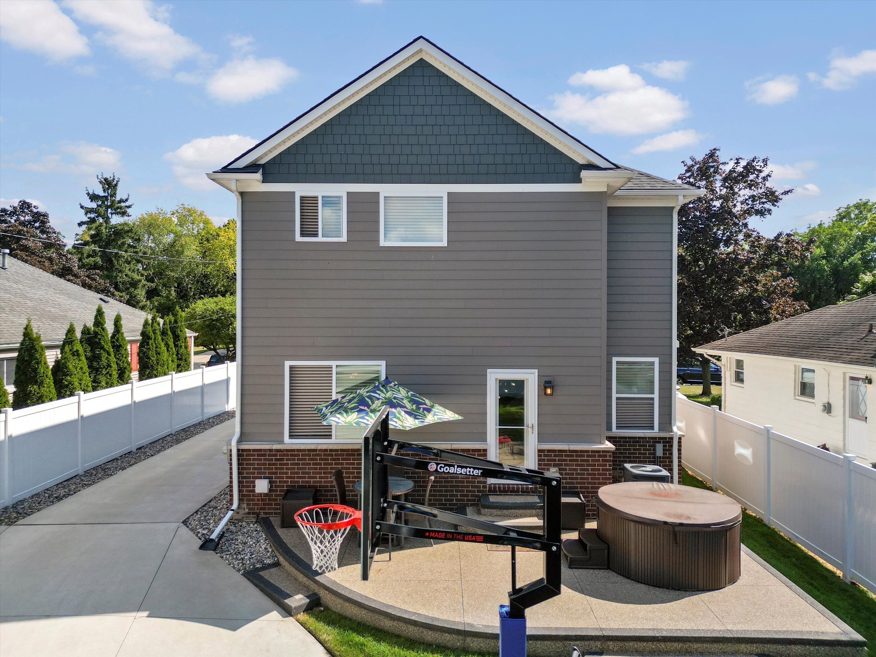 833 MILLER Avenue