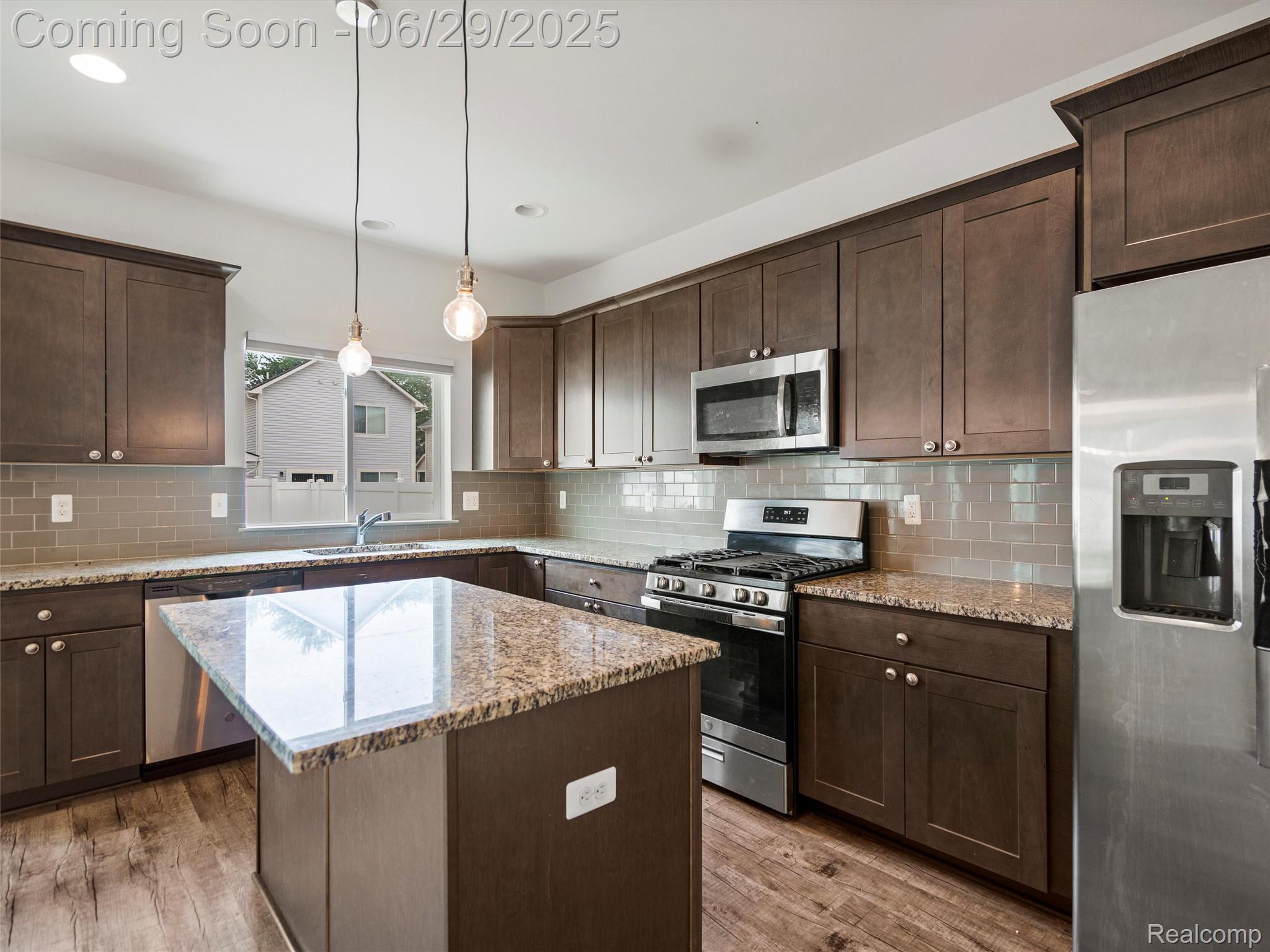399 W DALLAS Avenue