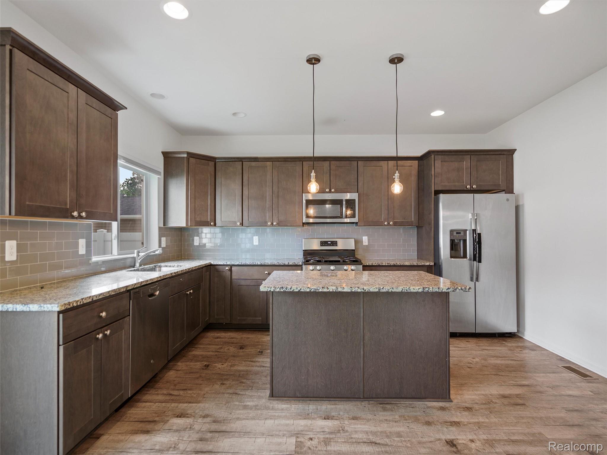 399 W DALLAS Avenue