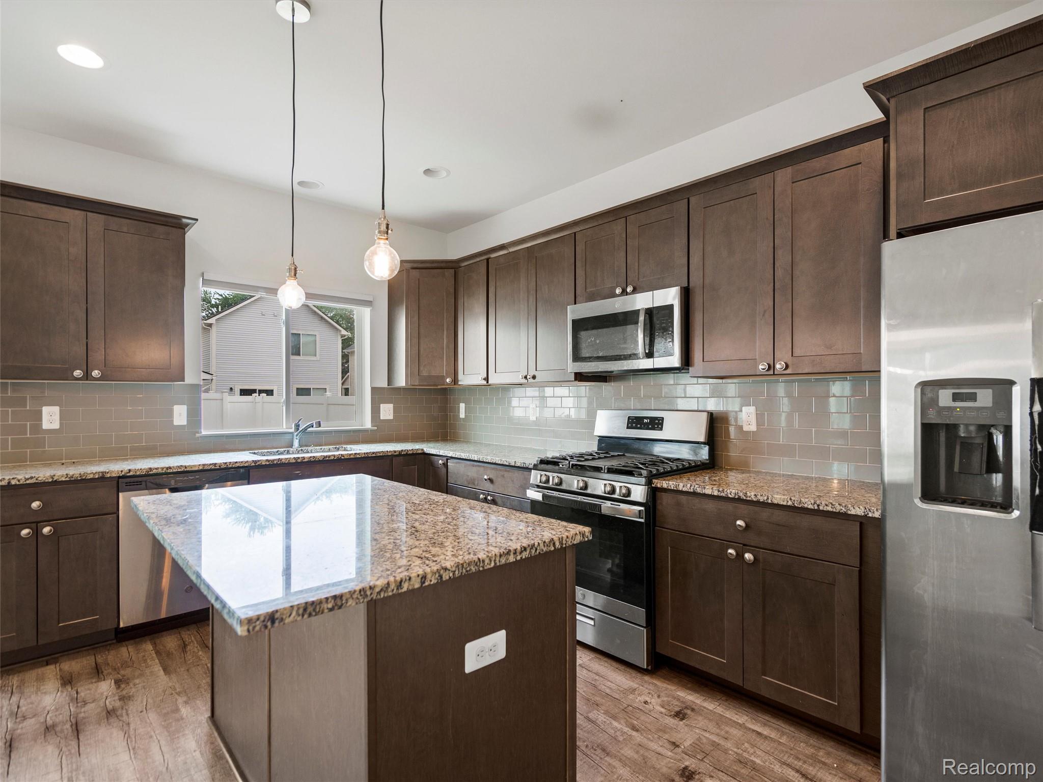 399 W DALLAS Avenue