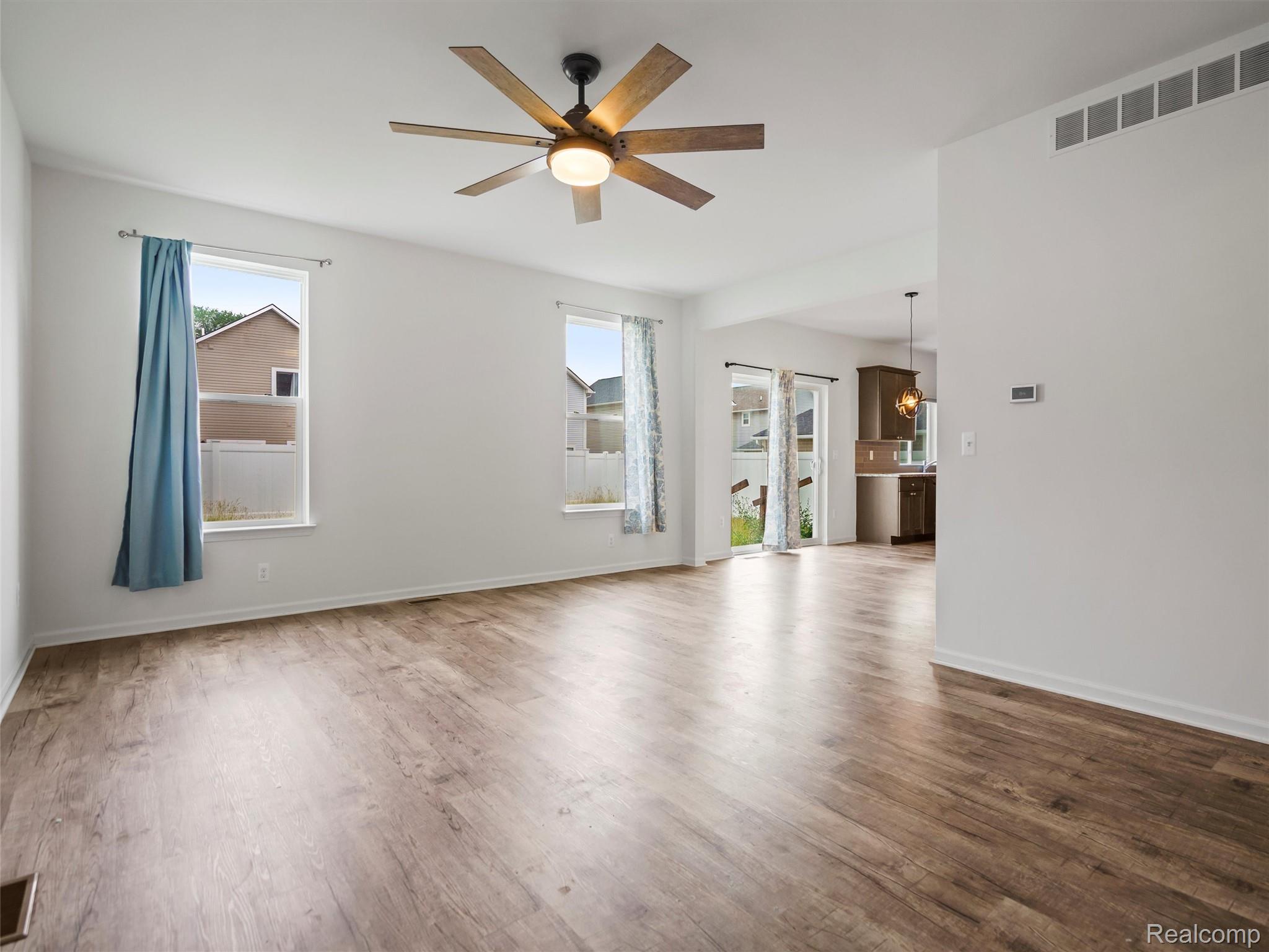 399 W DALLAS Avenue