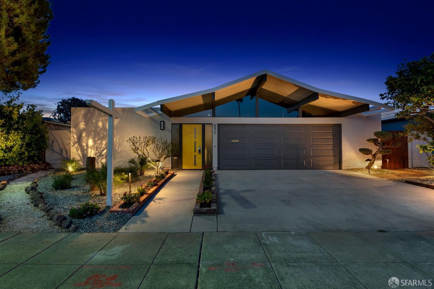 895 Crane Avenue