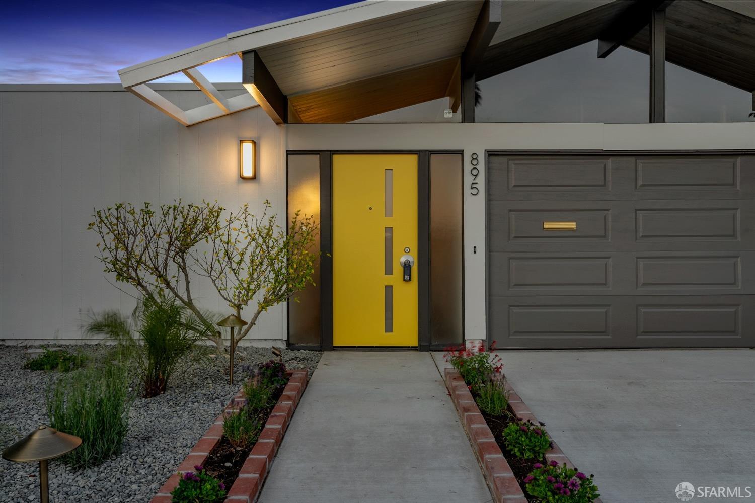 895 Crane Avenue