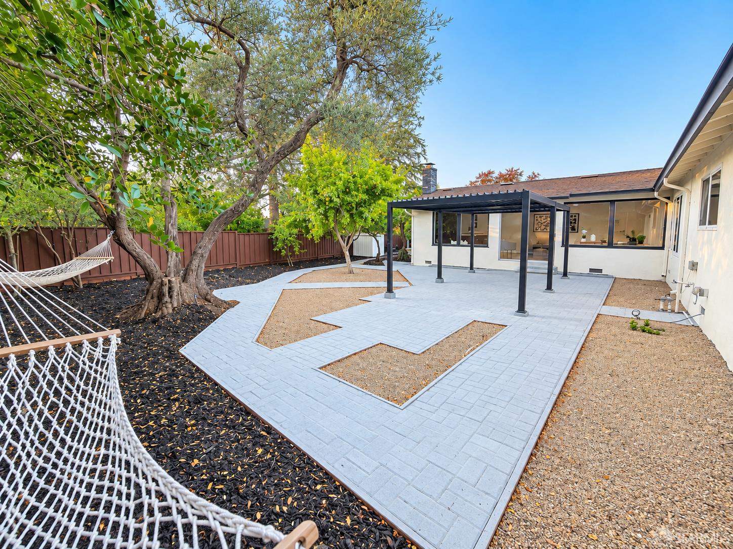 1487 El Camino Drive