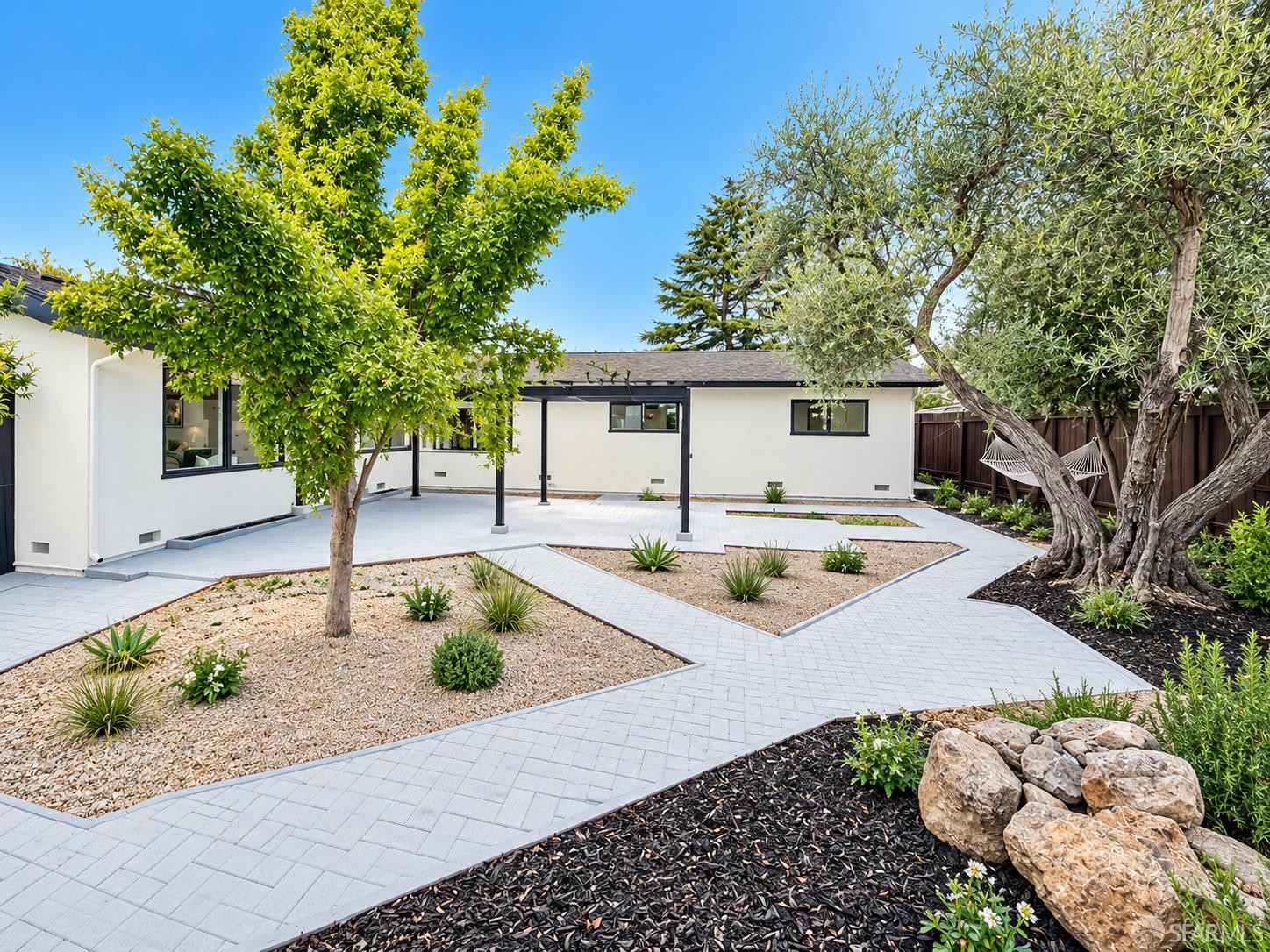 1487 El Camino Drive