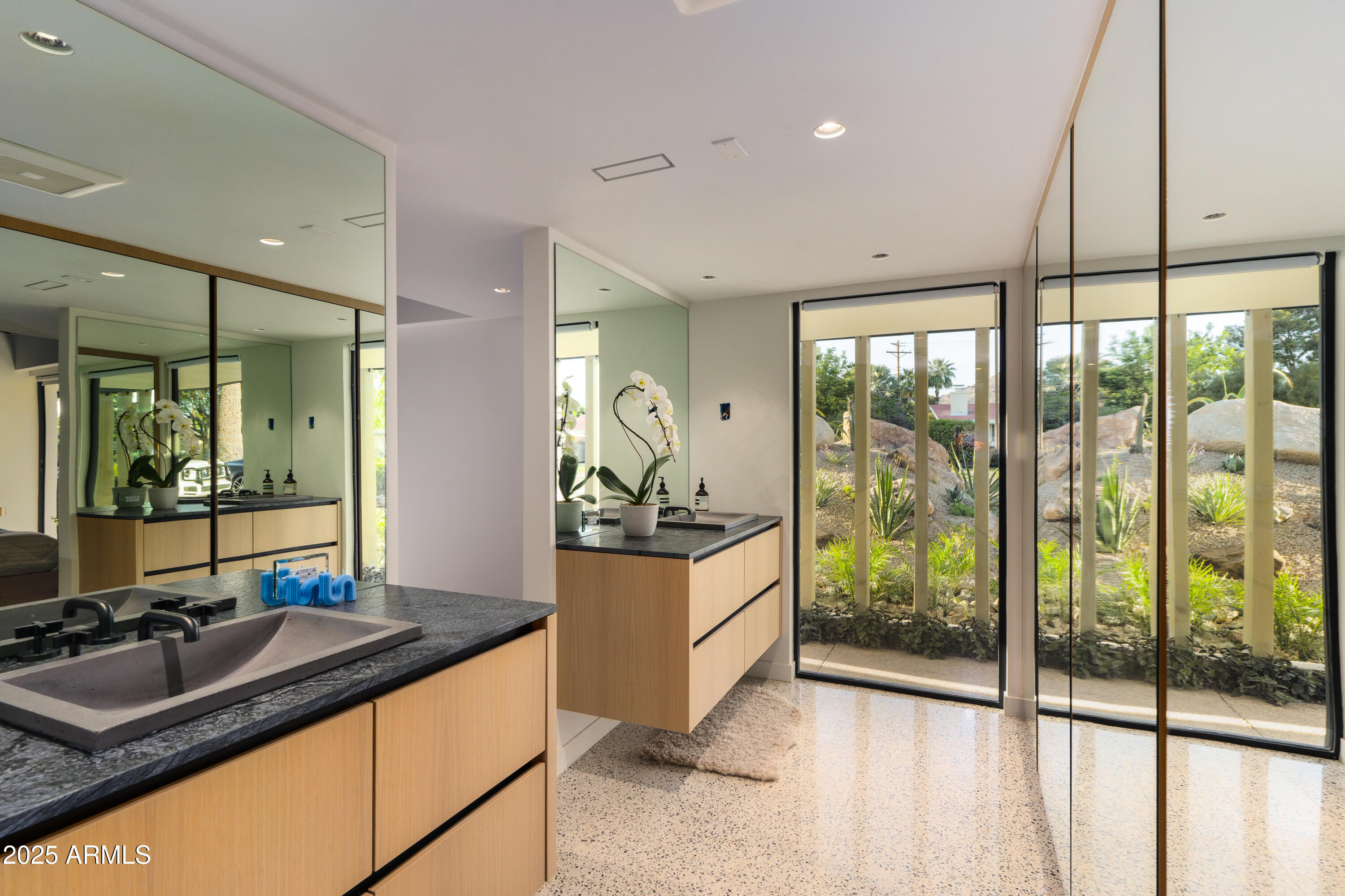 5311 E MITCHELL Drive