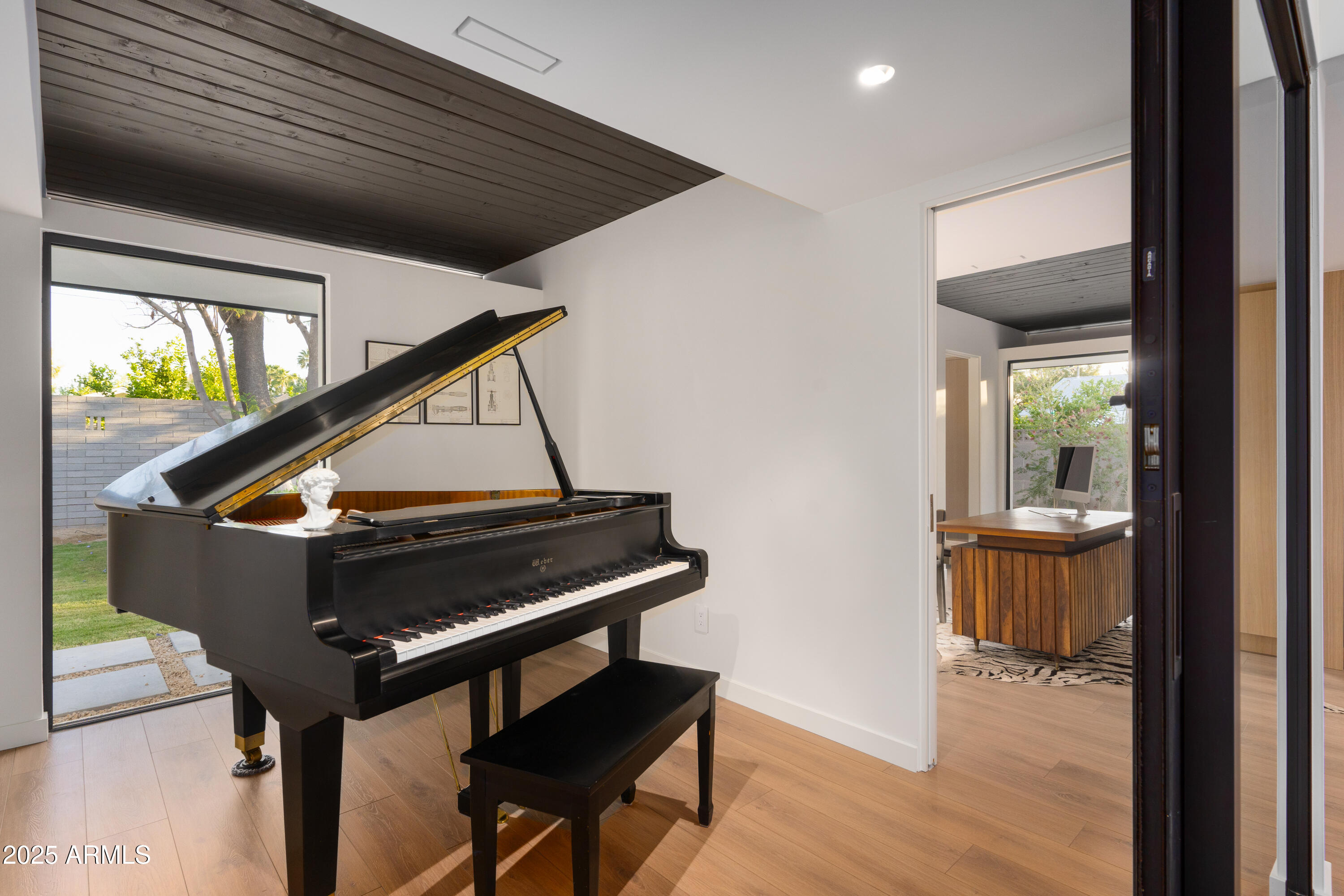 5311 E MITCHELL Drive