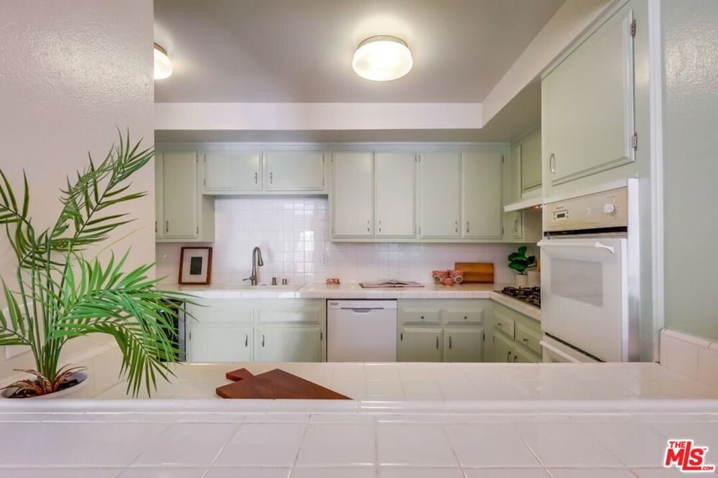 4555 Franklin Avenue 3