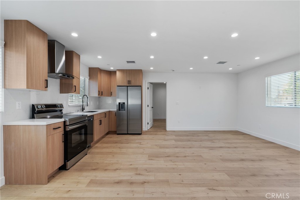 11142 Woodley Avenue 1/2