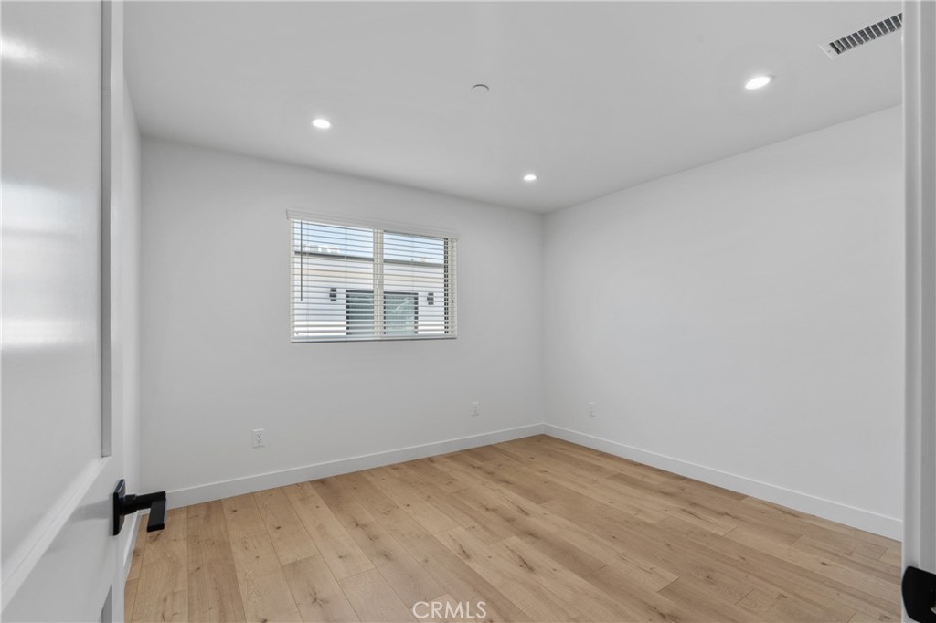 11142 Woodley Avenue 1/2