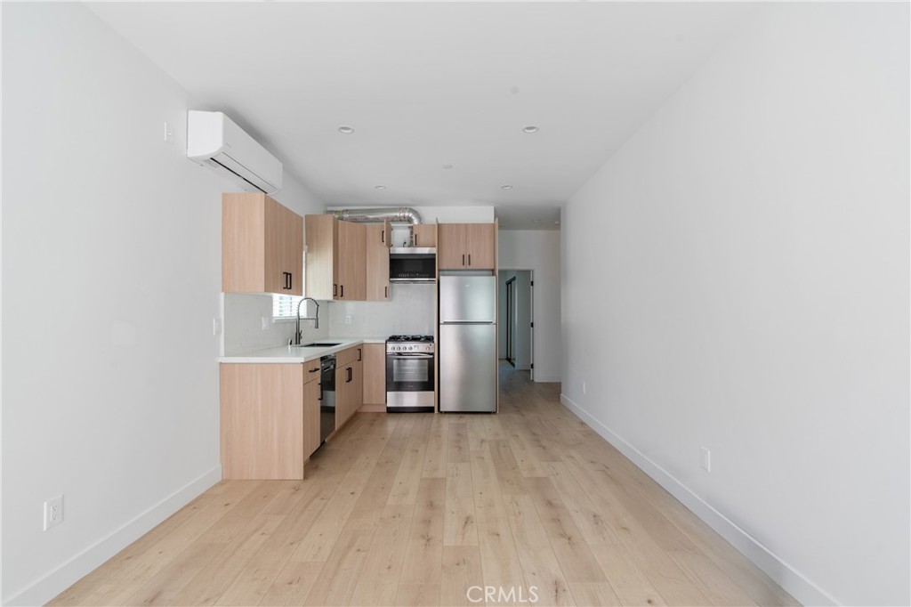 11140 Woodley Avenue 1/4