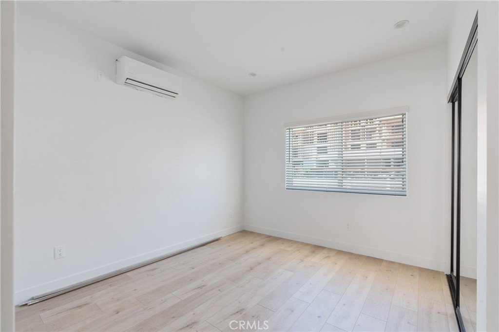 11140 Woodley Avenue 1/4