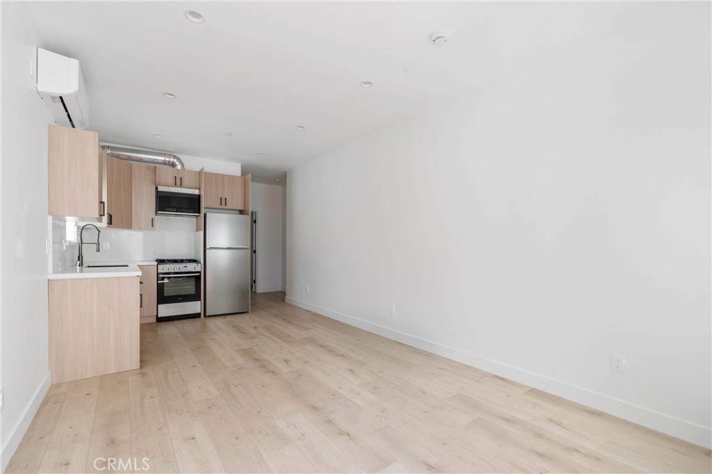 11140 Woodley Avenue 1/4