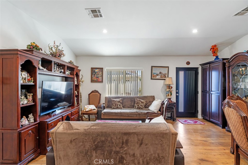 6015 Laurelgrove