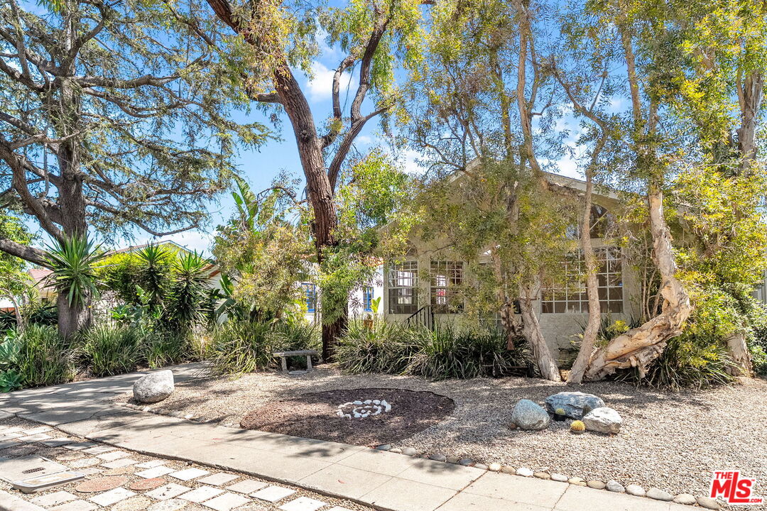 2534 Wellesley Ave