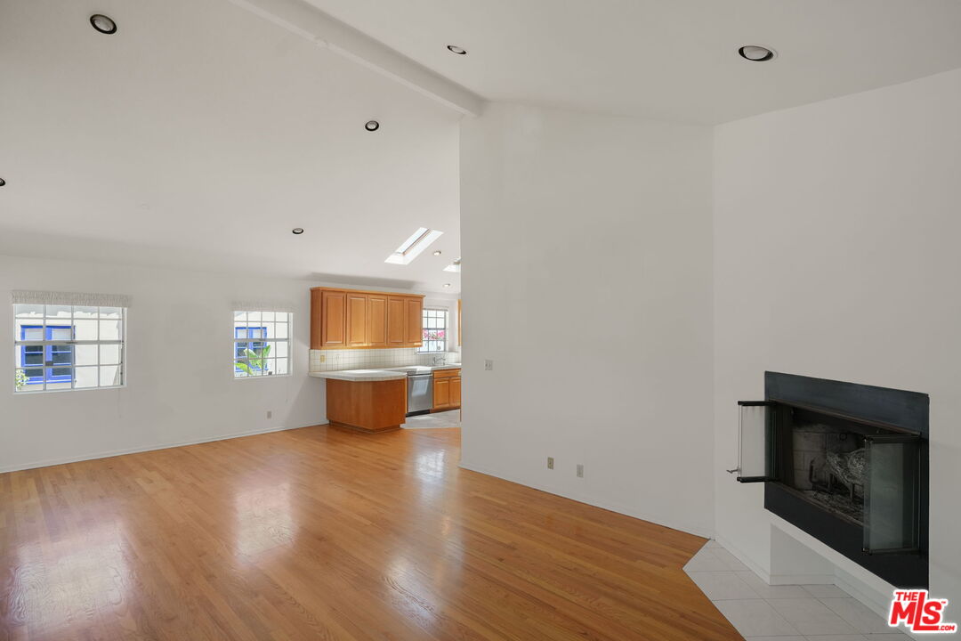 2534 Wellesley Ave