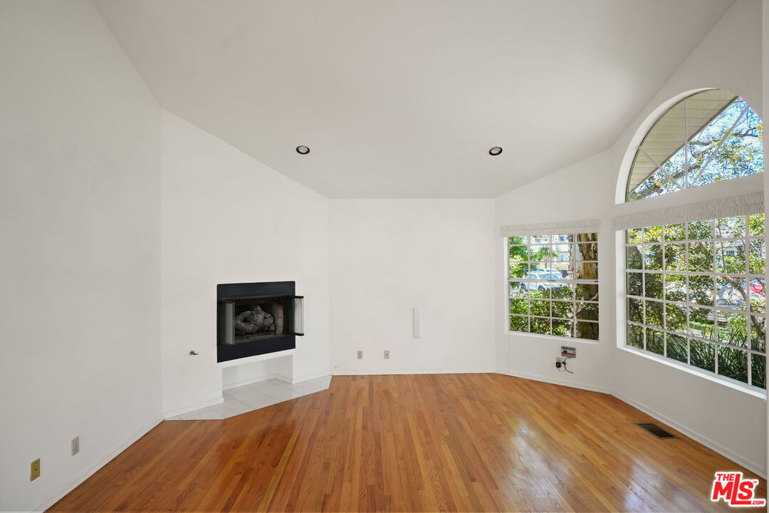 2534 Wellesley Ave