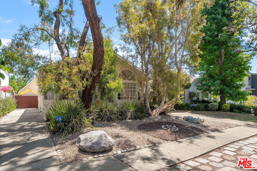 2534 Wellesley Ave