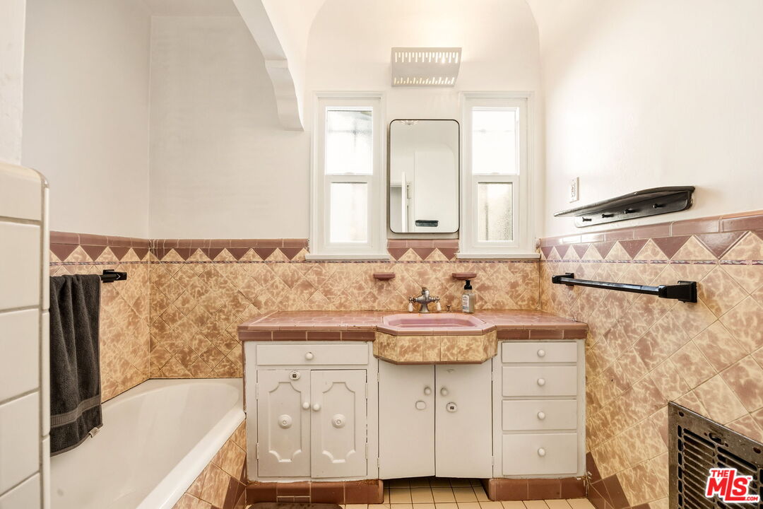 1562 S Crescent Heights Blvd