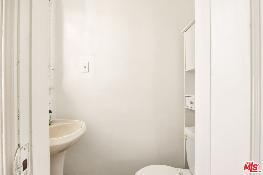 1562 S Crescent Heights Blvd