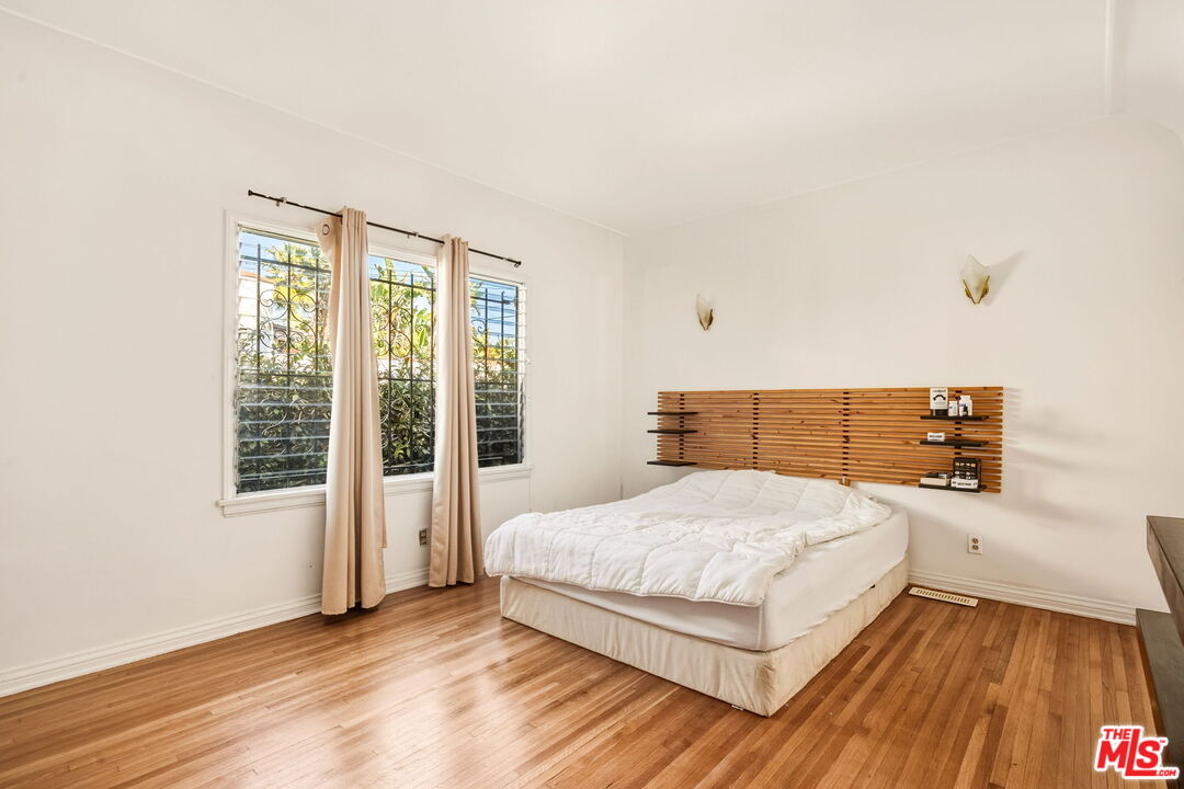 1562 S Crescent Heights Blvd