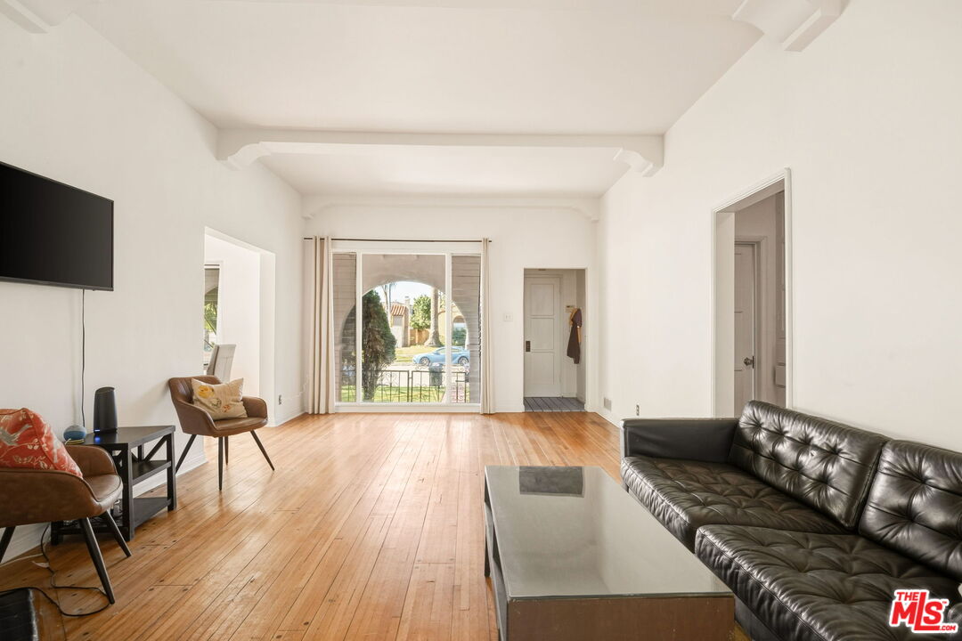 1562 S Crescent Heights Blvd