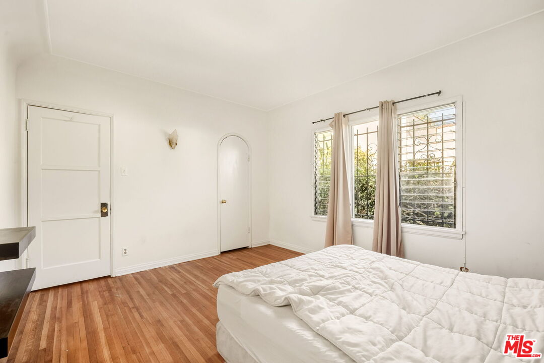 1562 S Crescent Heights Blvd