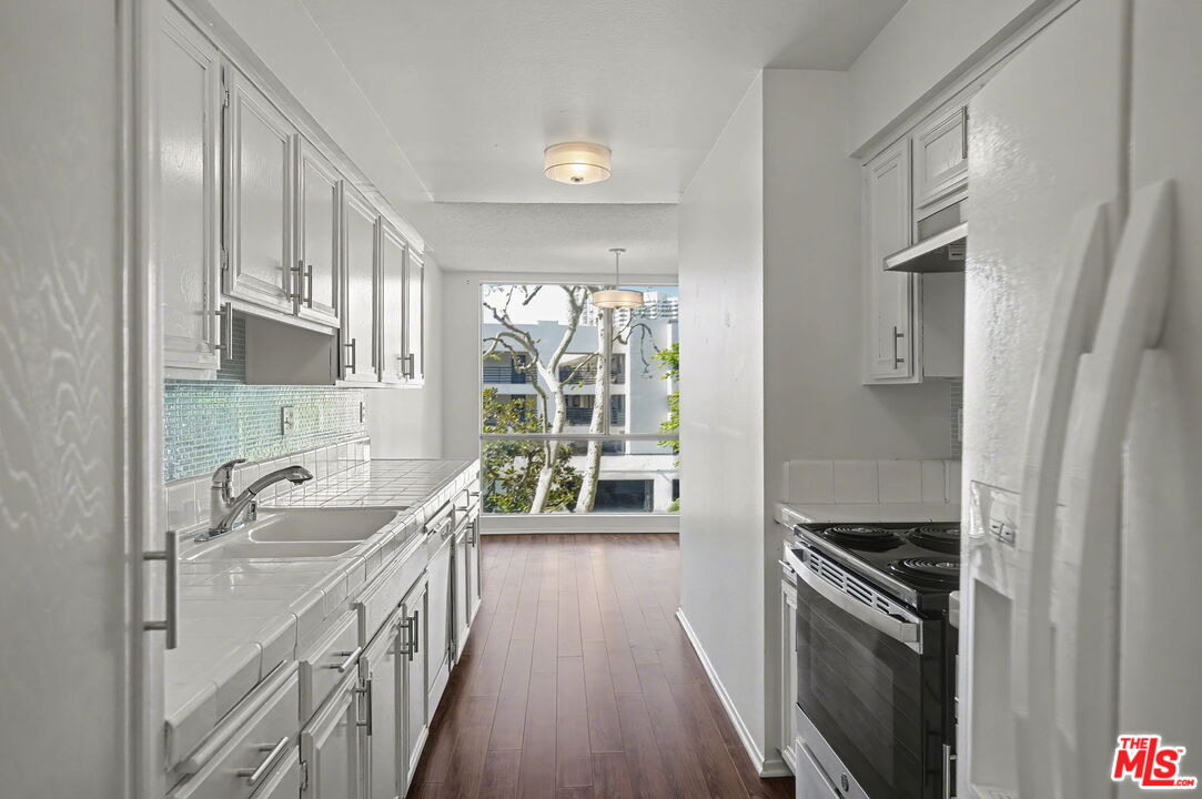 1340 S Beverly Glen Blvd Unit: 112