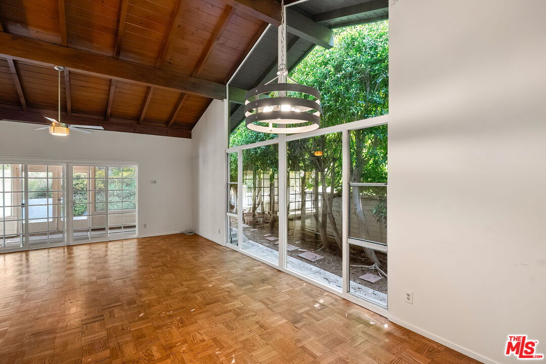 2068 N Beverly Dr
