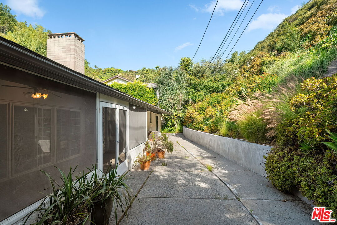 2068 N Beverly Dr